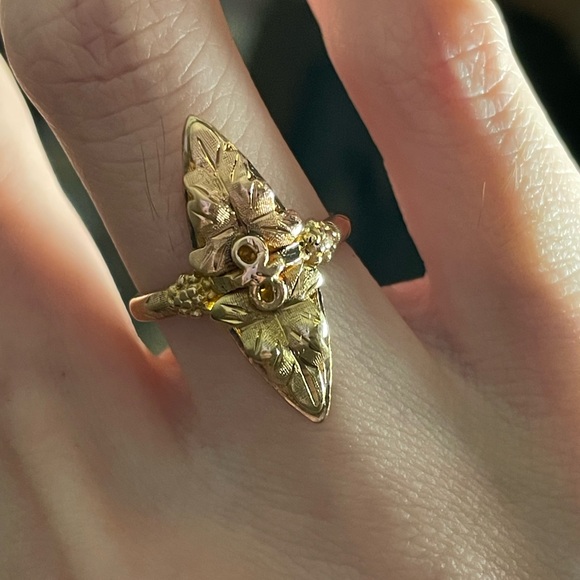 Black Hills Gold Jewelry - 10K solid gold black hills tri color grape leaves navette cocktail pinky ring